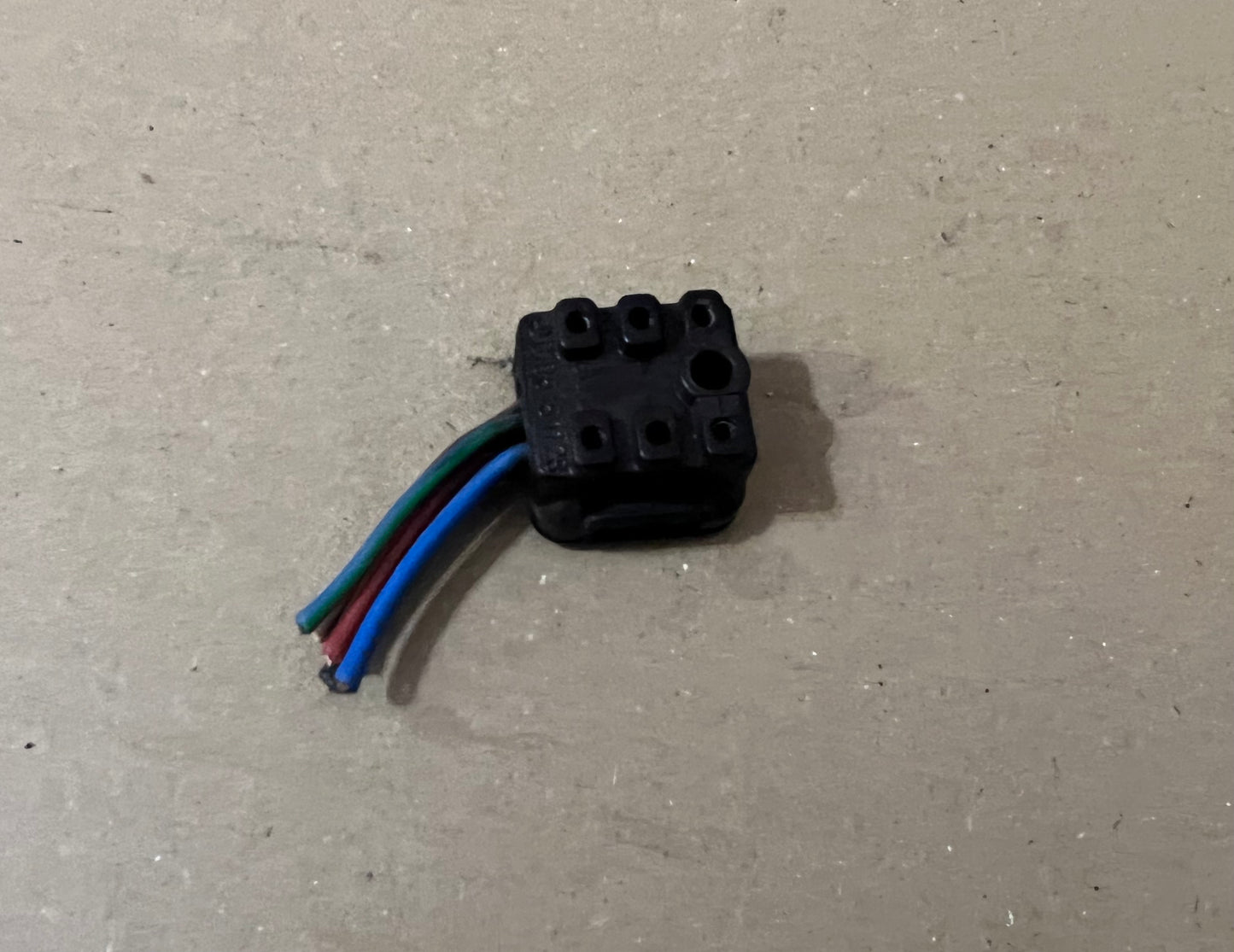 Used Mercedes-Benz Wiring Connector 6 Pin 0105451228 W123